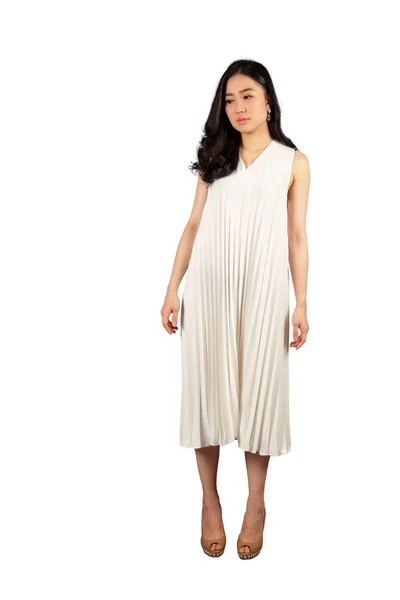 Joven mujer asiática en vestido blanco mirando el espacio para el texto o —  Fotos de Stock