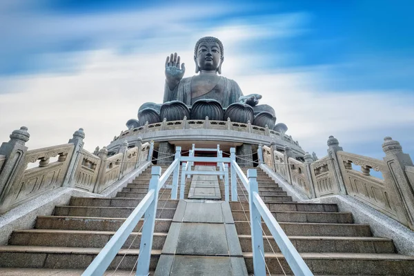 Tian Tan Buddha gigante su sfondo cielo blu — Foto Stock