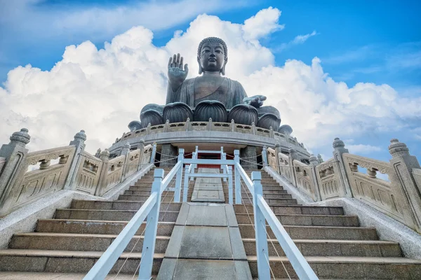 Tian Tan Buddha gigante su grande sfondo cielo blu — Foto Stock