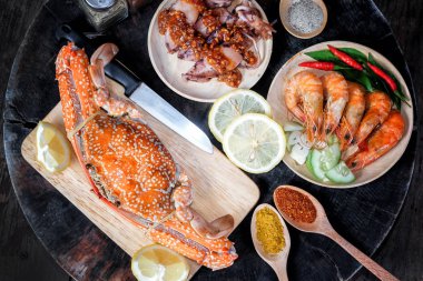 Sqide, jumbo yengeç ve karides koyu arka plan üzerinde