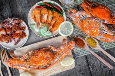 Sqide, jumbo yengeç ve karides koyu arka plan üzerinde