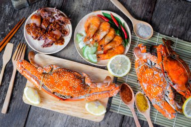 Sqide, jumbo yengeç ve karides koyu arka plan üzerinde