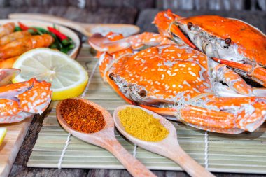 Sqide, jumbo yengeç ve karides koyu arka plan üzerinde