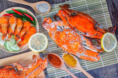 Sqide, jumbo yengeç ve karides koyu arka plan üzerinde