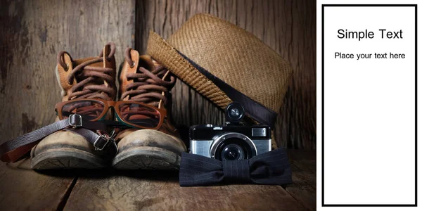 靴帽子とアクセサリーでは 木製の背景と空間の Tex 用のセットを旅行します — ストック写真