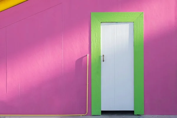 Puertas Madera Verde Pared Rosa Luz Del Sol — Foto de Stock