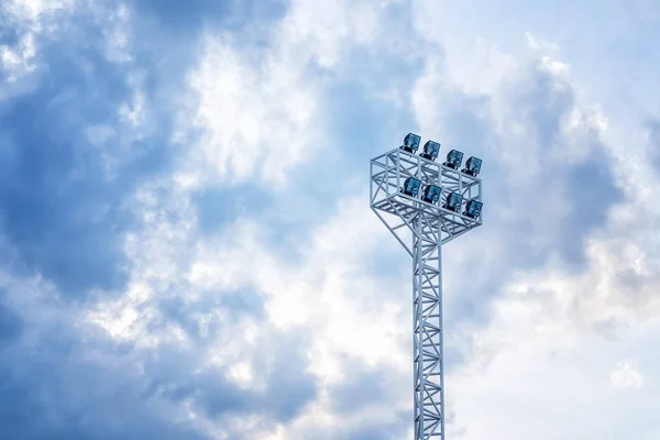Gün Işığı Mavi Gökyüzü Arka Planda Stadyum Işıkları — Stok fotoğraf