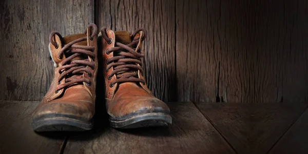 Шапка Взуття Аксесуари Подорожей Дерев Яному Фоні Простір Тексту — стокове фото