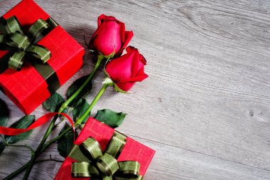 Mutlu Sevgililer günü kavramı kırmızı Güllü hediye kutuları ve spa