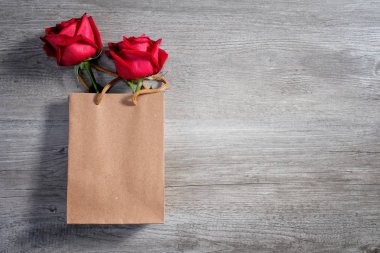 Mutlu Sevgililer günü kavramı kırmızı gül kağıt torba ve sp ile