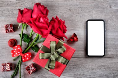 Mutlu Sevgililer günü kavramı kırmızı Güllü hediye kutuları, smartp