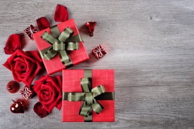 Mutlu Sevgililer günü kavramı kırmızı Güllü hediye kutuları ve spa