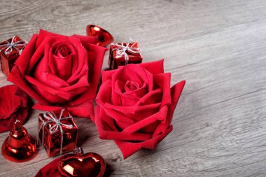 Mutlu Sevgililer günü kavramı kırmızı Güllü hediye kutuları ve spa