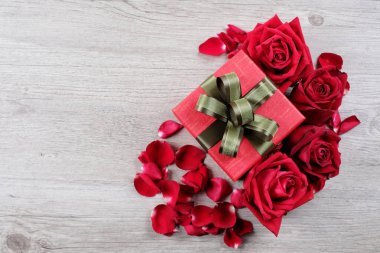 Mutlu Sevgililer günü kavramı kırmızı Güllü hediye kutuları ve spa