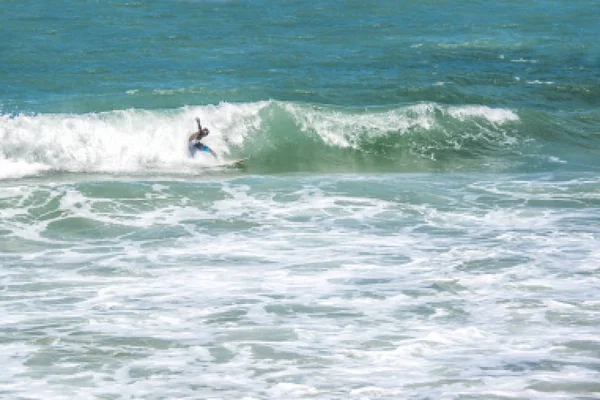 Junge surft auf einer Welle — Stockfoto