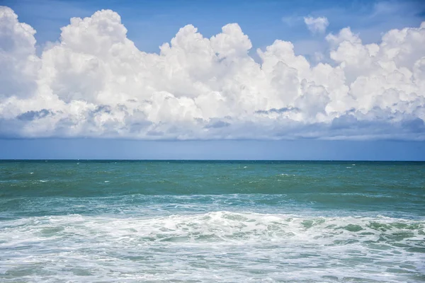 Hora de verano Hermosas olas en el mar —  Fotos de Stock