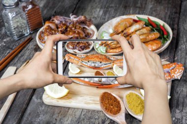 Bir jumbo yengeç ve Meksikalı mobil akıllı telefon resimleri alarak kız