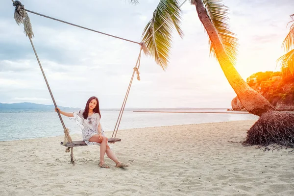 Bella donna seduta su un'altalena sulla spiaggia di Koh Phangan , — Foto Stock