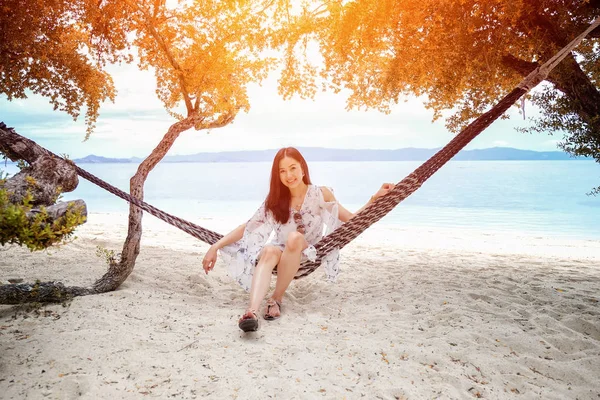 Hermosa mujer sentada en un columpio en la playa en Koh Phangan , — Foto de Stock