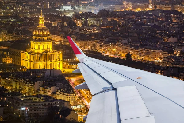 Pařížské panorama pohled z okna letadlo — Stock fotografie