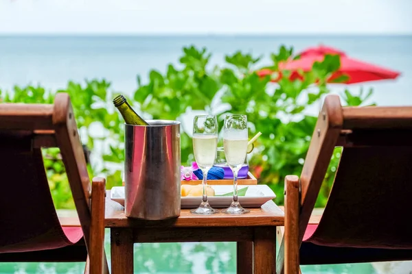 Шампанські окуляри на тропічному пляжі — стокове фото