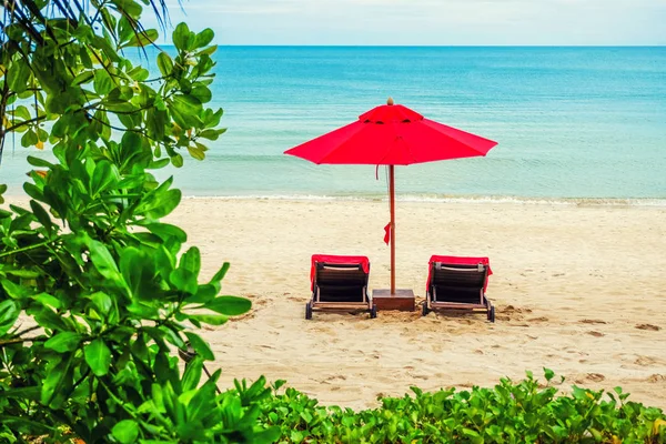 Ombrellone rosso sulla spiaggia — Foto Stock