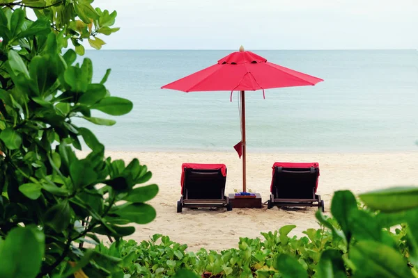 Червона парасолька на пляжі — стокове фото