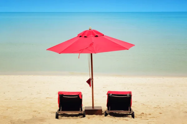 Parasol rouge sur la plage — Photo