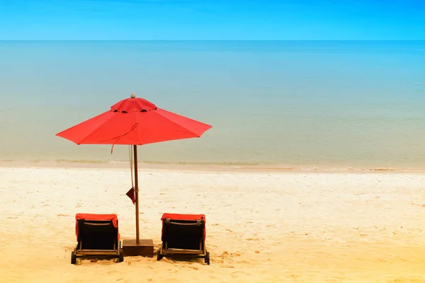 Sombrilla roja en la playa —  Fotos de Stock