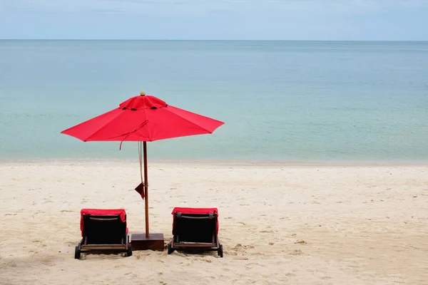 Parasol rouge sur la plage — Photo