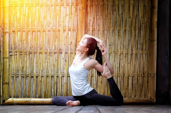 Mujer yoga en la naturaleza bambú fondo —  Fotos de Stock