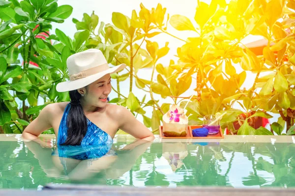 Mujer feliz con agua fresca de coco en la playa — Foto de Stock