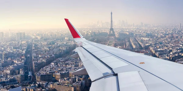 Вид на Париж из окна самолета Стоковая Картинка