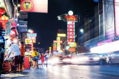 Chinatown, Bangkok, Tayland - 9 Ocak, 2016: Otomobil ve Yaowarat road, China town ana cadde üzerinde dükkan