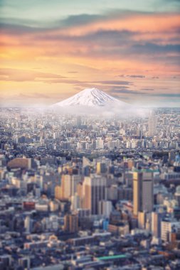 Kar ve Japonya cityscape gökyüzü üzerinde rötuş Mt.Fuji kaplı