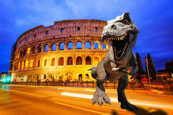 Dinozorlar modeli Twilight görünümünde Roma Colosseum — Stok fotoğraf