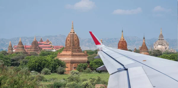 Pagode in bagan myanmar Blick aus dem Flugzeugfenster — Stockfoto