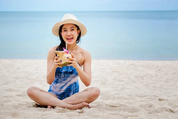 Mujer Feliz Con Agua Fresca Coco Playa — Foto de Stock