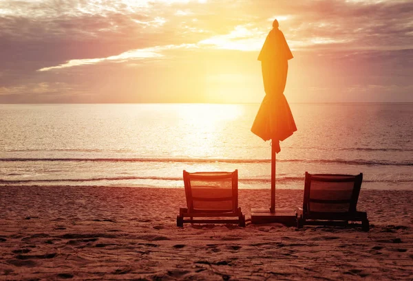 Sombrilla roja en la playa en Sunrie — Foto de Stock