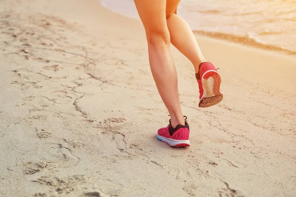 Runner femme courir sur la plage au lever du soleil — Photo