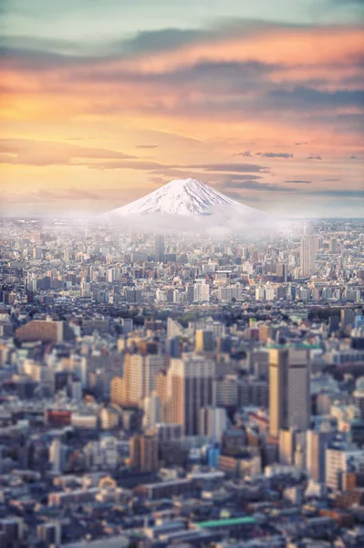 Retouche Mont Fuji recouvert de neige et paysage urbain du Japon sur le ciel — Photo