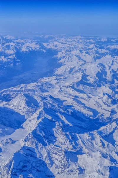 Yüksek dağlar karla kaplı — Stok fotoğraf