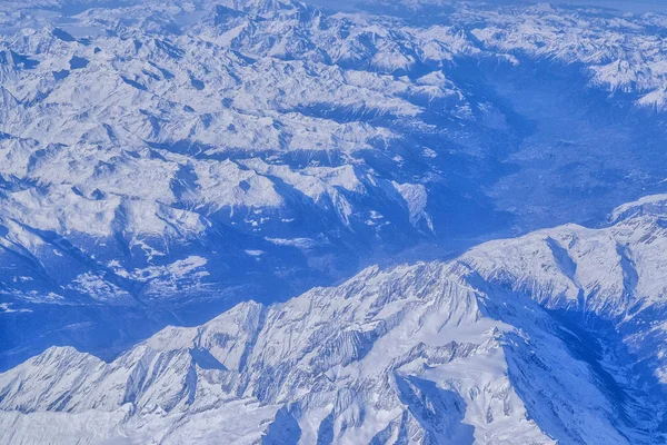 Altas montanhas cobertas de neve — Fotografia de Stock