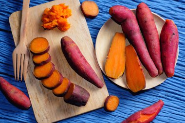 Ahşap ahşap arka plan mavi ile geniş kesim üzerinde tatlı patates