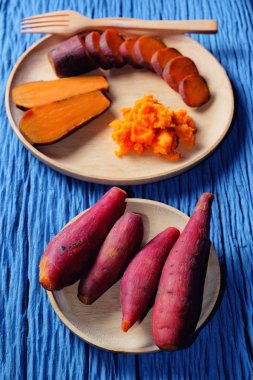 Ahşap ahşap arka plan mavi ile geniş kesim üzerinde tatlı patates