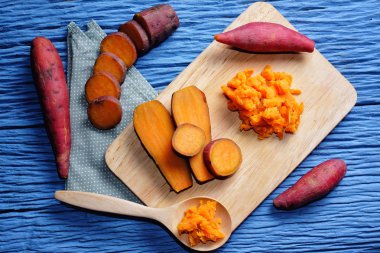 Ahşap ahşap arka plan mavi ile geniş kesim üzerinde tatlı patates