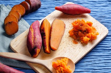 Ahşap ahşap arka plan mavi ile geniş kesim üzerinde tatlı patates