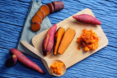 Ahşap ahşap arka plan mavi ile geniş kesim üzerinde tatlı patates