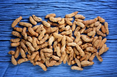 Mavi ahşap zemin üzerine fıstık