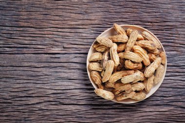 Ahşap arka plan ve metin sol için boş yer fıstık 